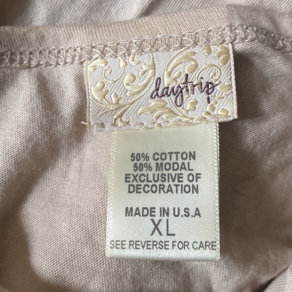 Very cute Daytrip top with ties! - Picture 4 of 4